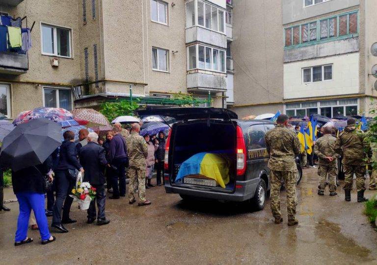 У Тлумачі зустріли та провели в останню дорогу загиблого воїна Андрія Кулинича