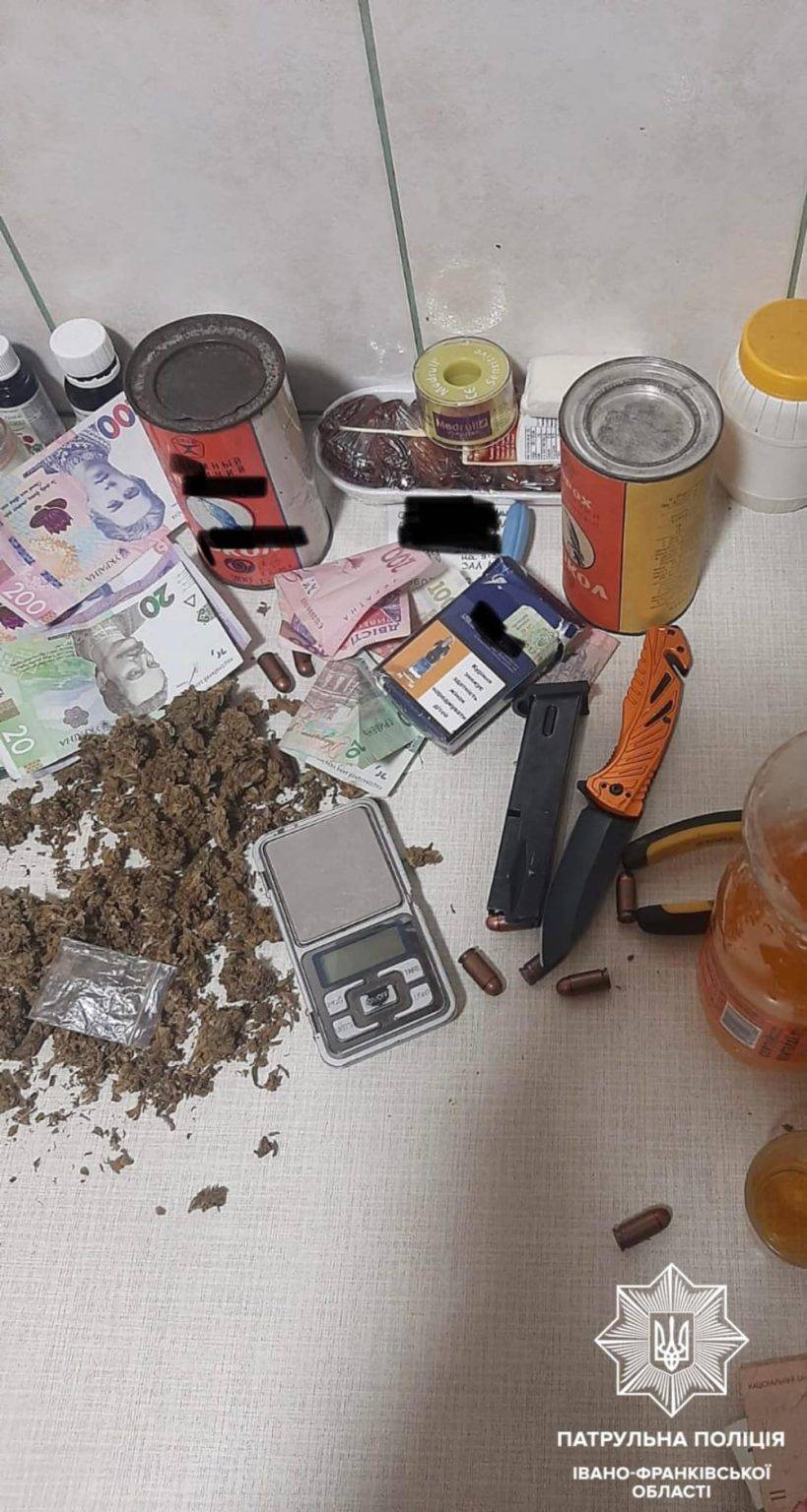 У Франківську поліціянти приїхали на сварку сусідів і знайшли зброю, та ймовірно, наркотики