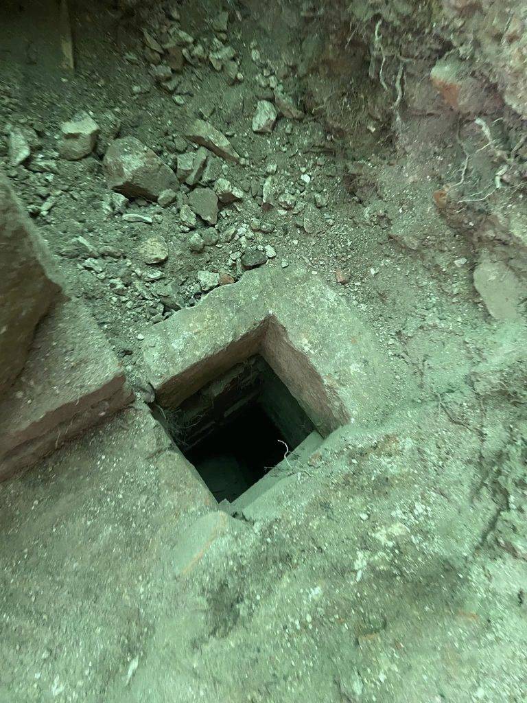 Археологи розкопали підвал Галицького замку, куди вже понад 300 років не ступала нога людини