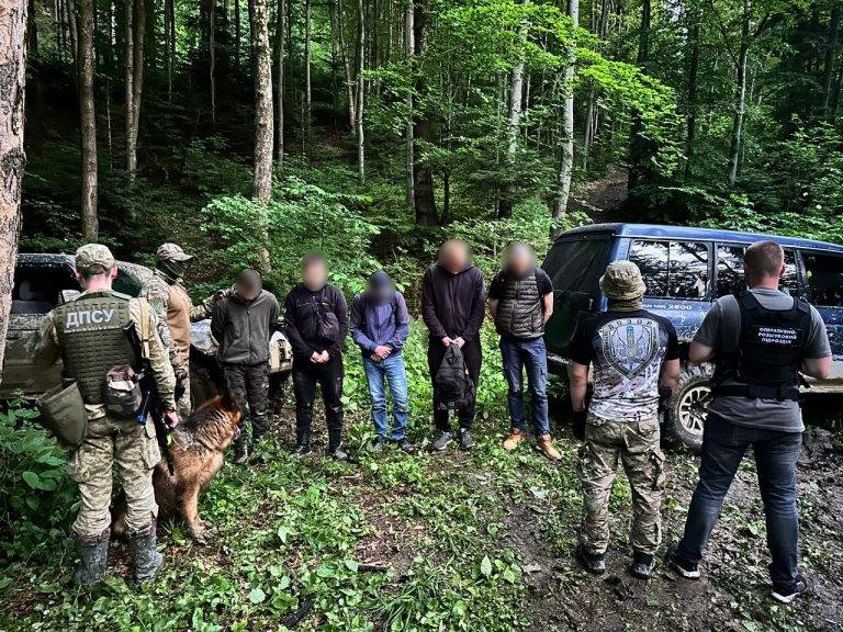 На кордоні з Румунією затримали перевізників та пособників, які незаконно переправляли осіб через кордон. ВІДЕО