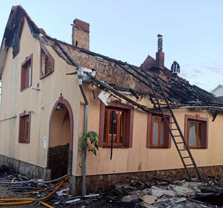 Небайдужих просять допомогти cім'ї військового з Делятина, у якої згорів будинок