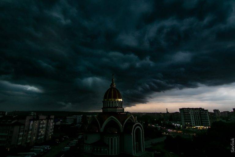 Івано-Франківськ накрила потужна гроза ФОТО, ВІДЕО