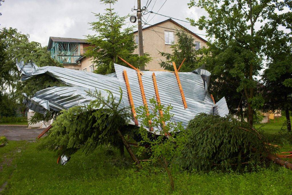 У Франківській громаді вітер валив дерева і зривав дахи та зупинки. ФОТО