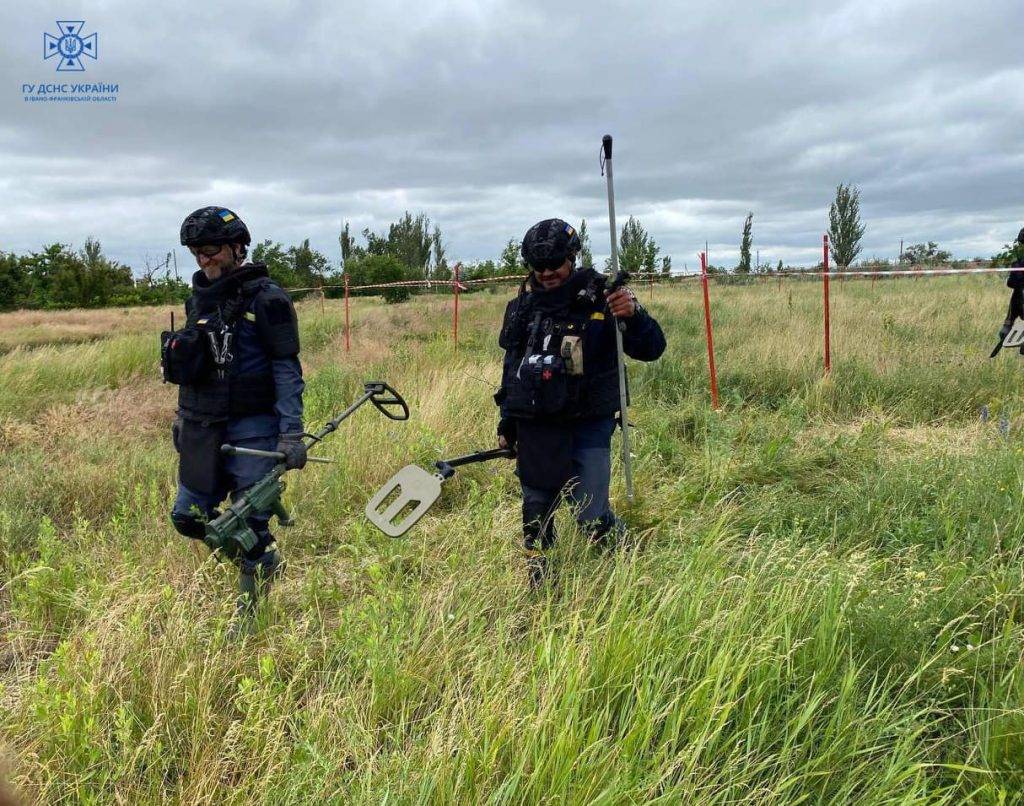 Прикарпатські піротехніки продовжують розміновувати звільнені від окупантів території
