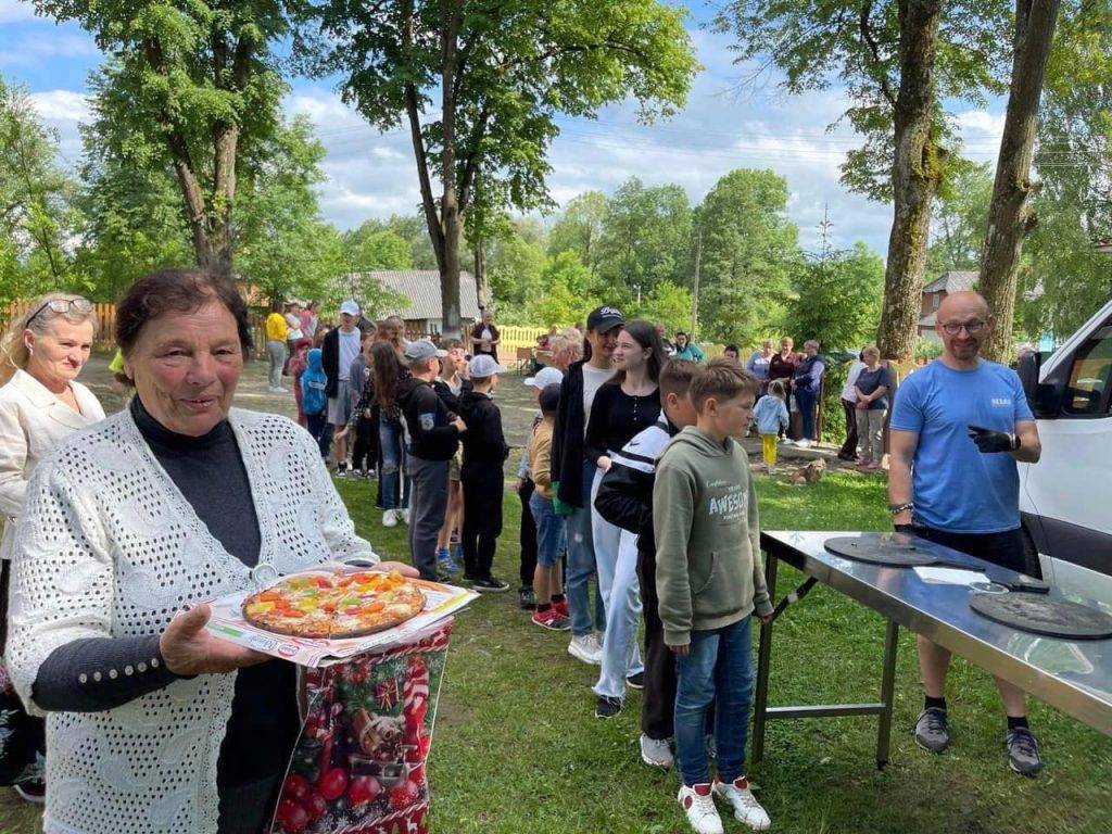 Іноземні волонтери спекли понад 900 піц та пригостили ними маленьких мешканців Богородчанщини