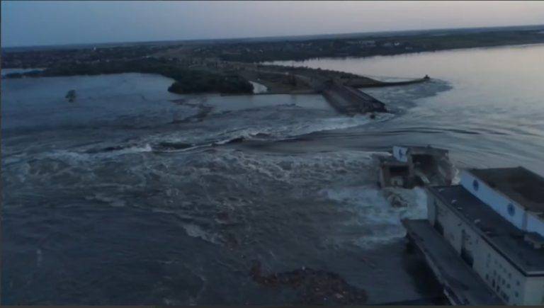 Окупанти підірвали дамбу Каховської ГЕС, за 5 годин рівень води досягне критичного значення - місцева влада розпочала евакуацію населення