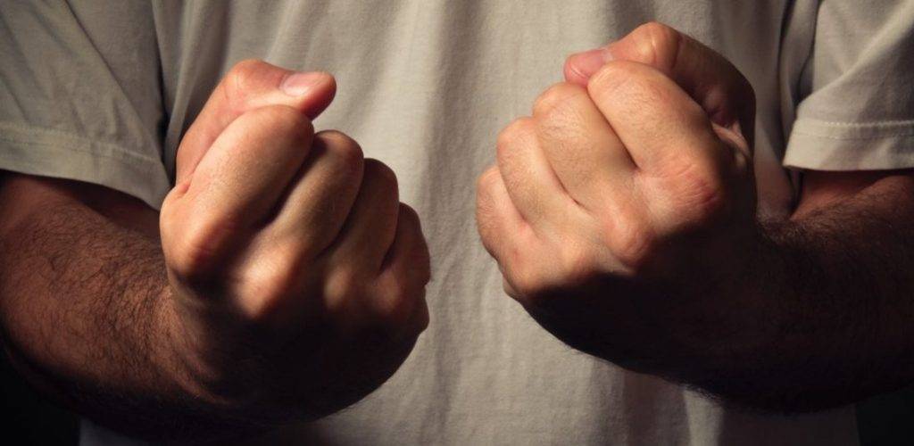 Франківця оштрафували за побиття сусідки, яка хотіла помогти йому відкрити двері у під’їзд