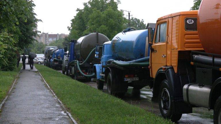 "Нас топлять у відходах". Через нові правила приймання стічних вод власники асенізаторів влаштували страйк у Франківську