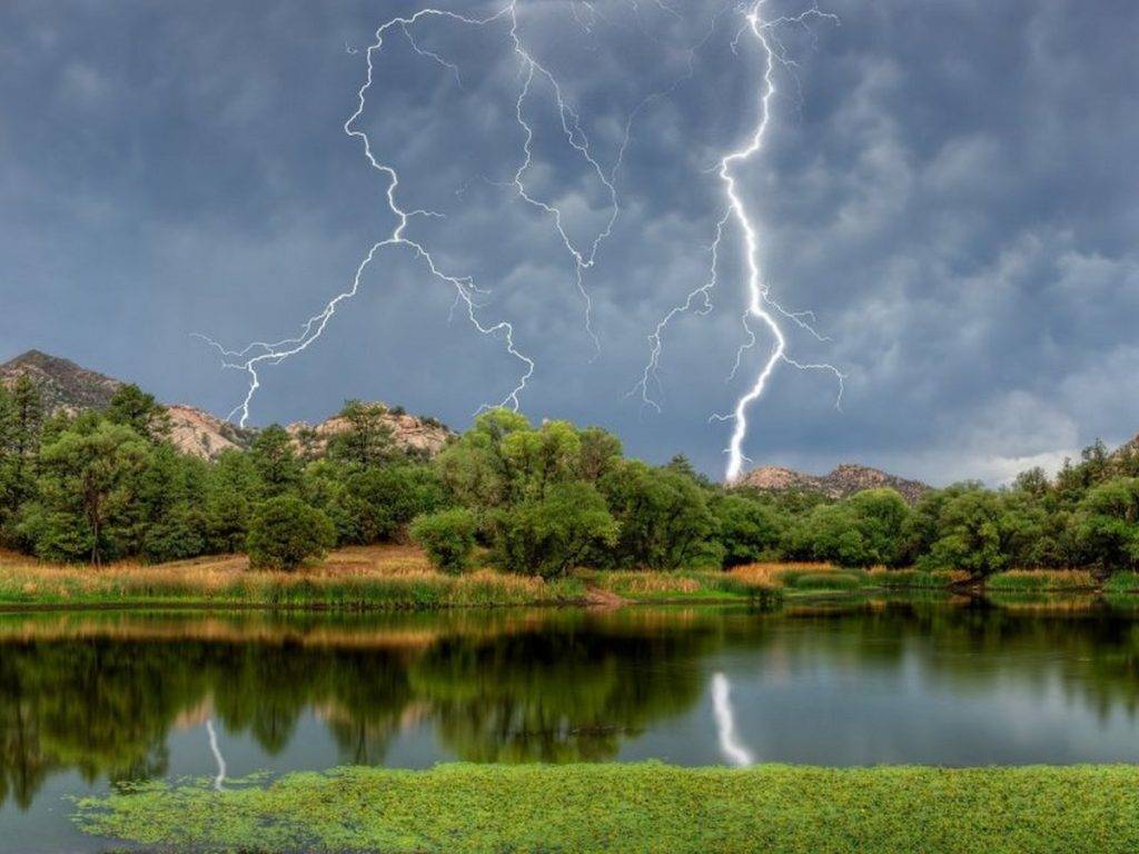 Мешканців Прикарпаття попереджають про зливи й град