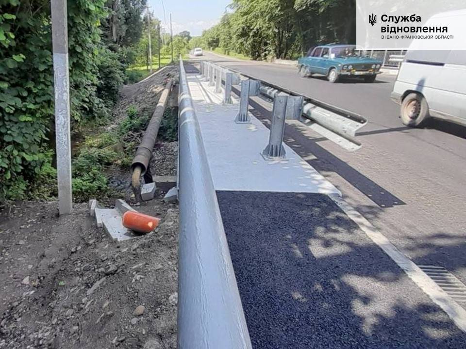 На держдорогах Івано-Франківщини у гірській місцевості ремонтують три мости. ФОТО