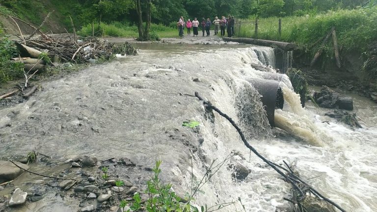 "Відрізані" від світу: як живуть люди у гірських селах на Верховинщині, які підтопило через негоду