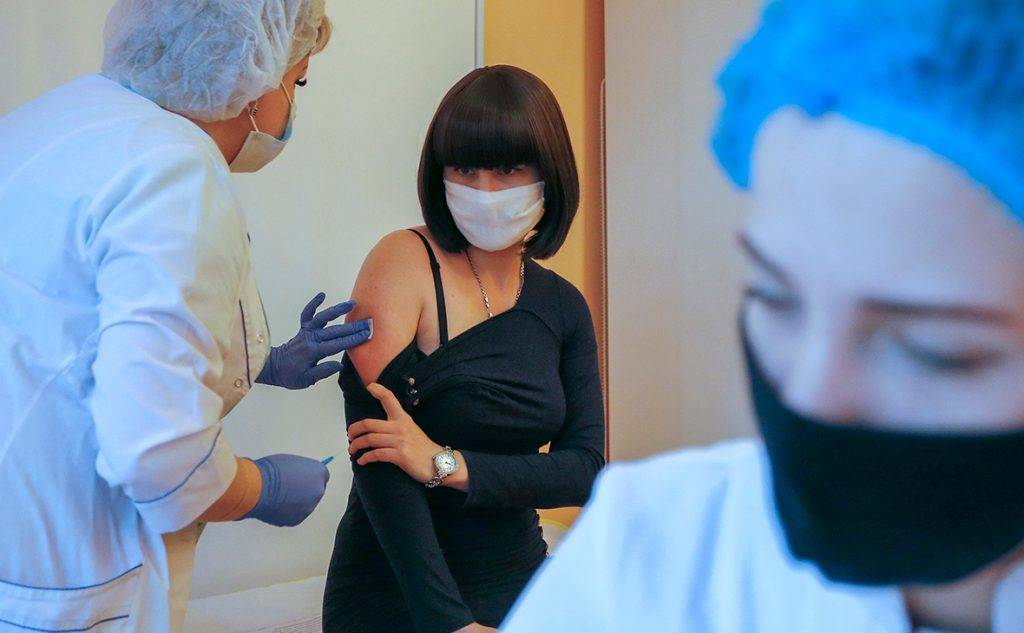 За тиждень на Франківщині від коронавірусу вакцинували майже тисячу людей