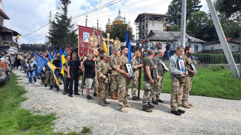 На Івано-Франківщині провели в останню путь військовослужбовця Юрія Саманюка