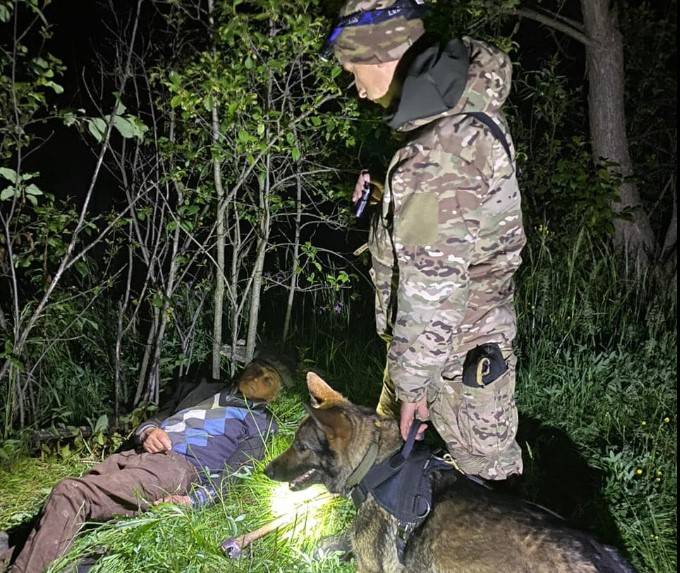 На Прикарпатті поліцейська собака допомогла розшукати пенсіонера