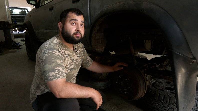 Прикарпатські волонтери ремонтують автомобілі для бійців на фронт