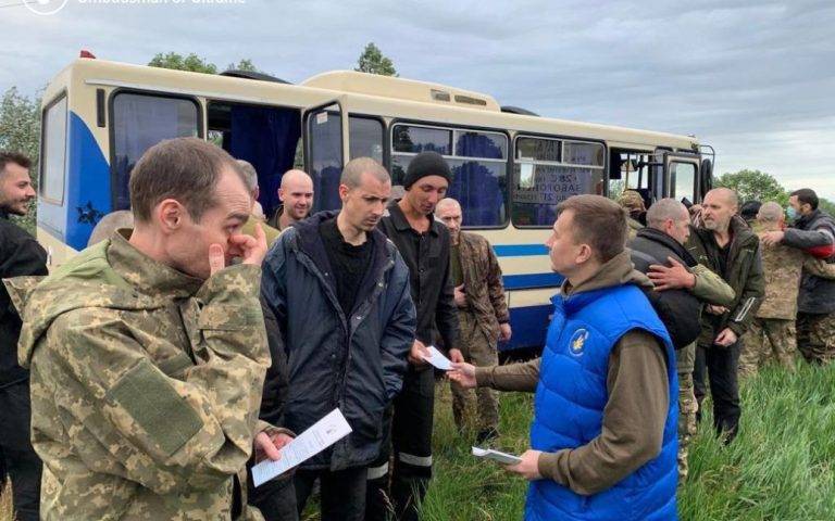 СБУ показала щемливе відео повернення додому майже сотні полонених українців