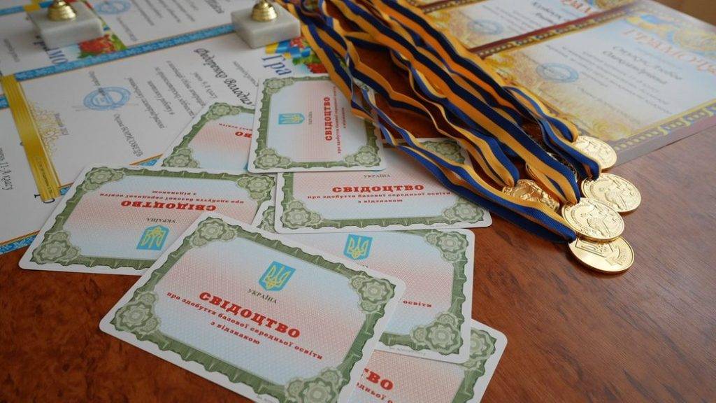 В Івано-Франківській громаді 120 учнів отримають золоті медалі, ще 49 — срібні