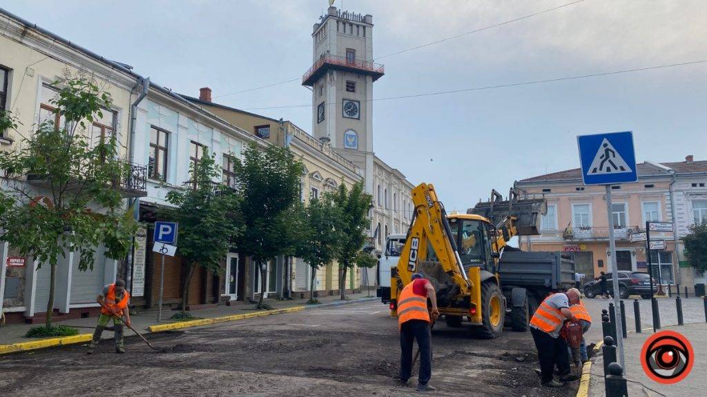 Біля ратуші в Коломиї проводять ремонтні роботи