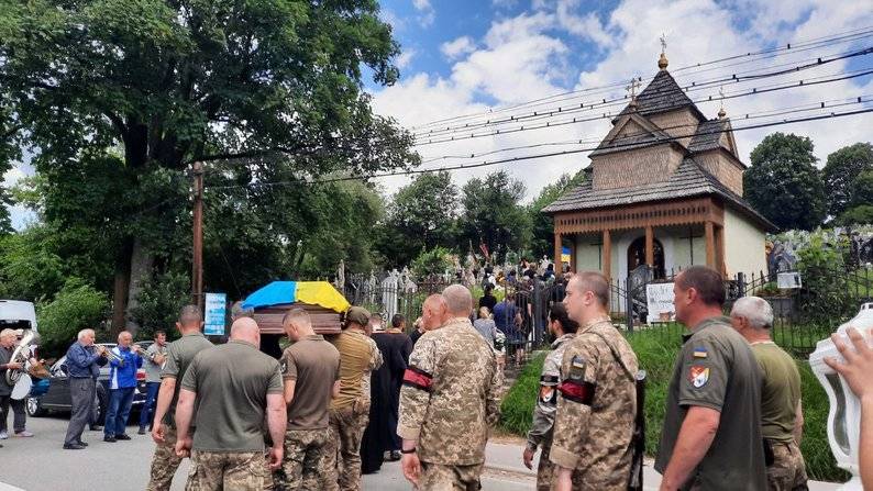 На Івано-Франківщині провели в останню путь військовослужбовця Юрія Саманюка