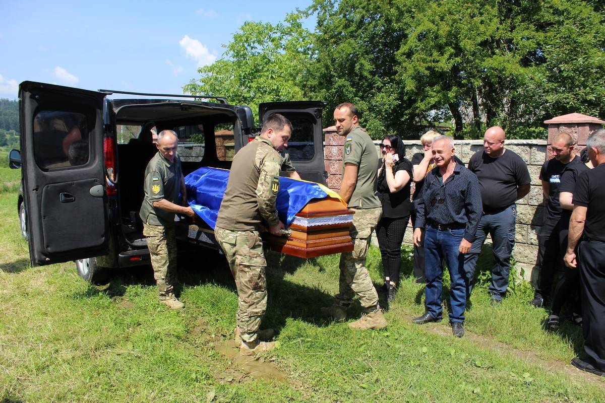 На колінах у рідному Делятині зустріли загиблого бійця Ореста Фартушинського