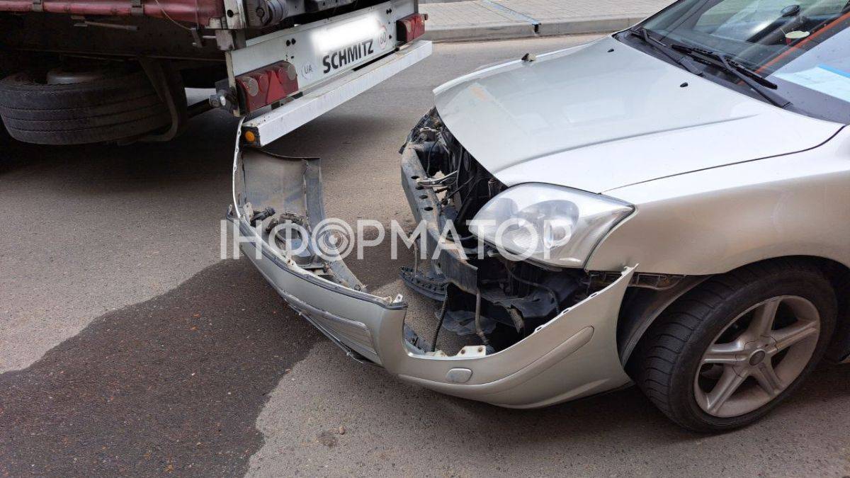 У Коломиї трапилася ДТП за участі вантажівки та легковика,дтп в коломиї,поліція прикарпаття