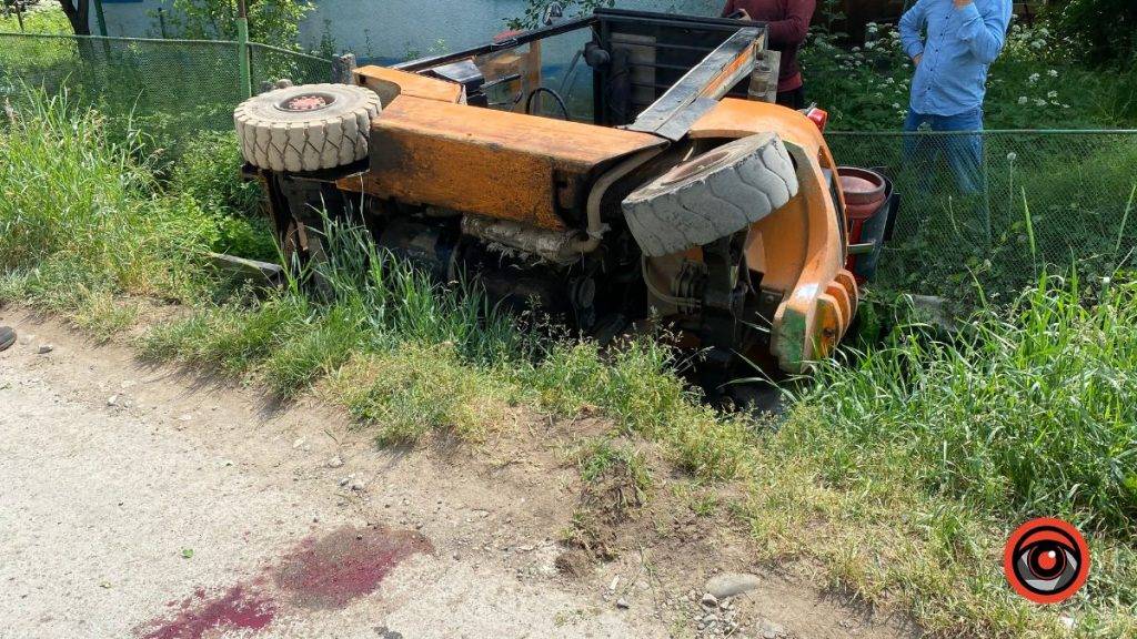 В Коломиї перекинувся навантажувач. ФОТО