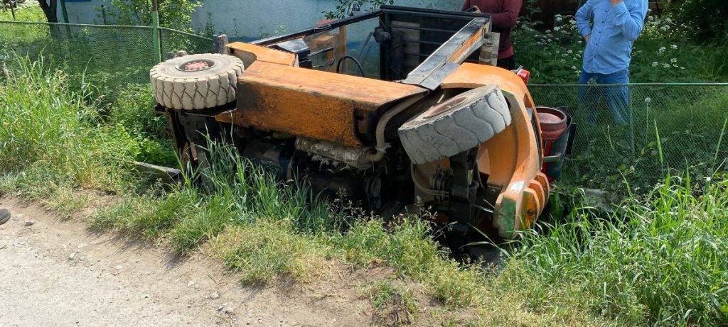 На Івано-Франківщині перекинувся навантажувач – у водія травма