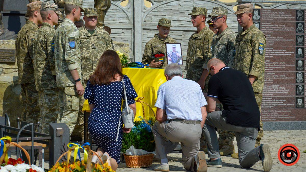 Коломия попрощалася з Героєм Василієм Гаськом,війна в україні,боєць коломийської десятки