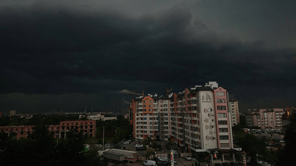 Івано-Франківськ накрила потужна гроза ФОТО, ВІДЕО