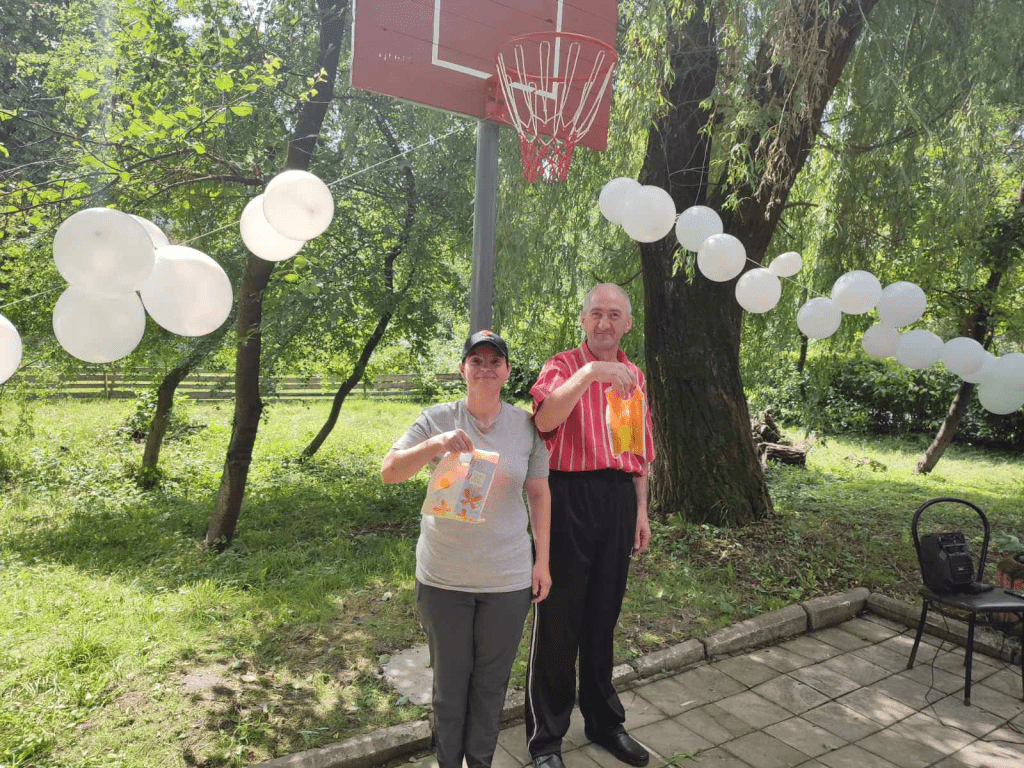 У Івано-Франківську для підопічних геріатричного пансіонату встановили баскетбольний щит