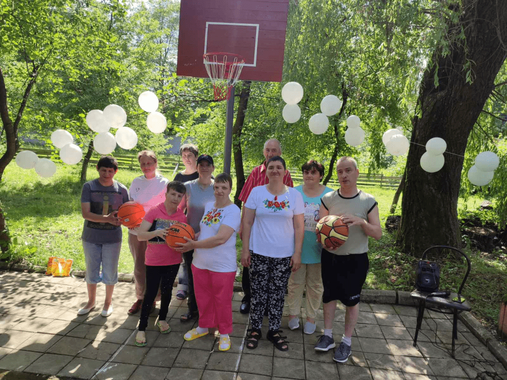У Івано-Франківську для підопічних геріатричного пансіонату встановили баскетбольний щит