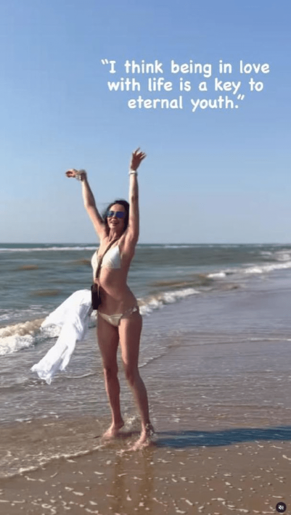 Колишня дружина Віталія Кличка позувала у мінібікіні на сонячному пляжі