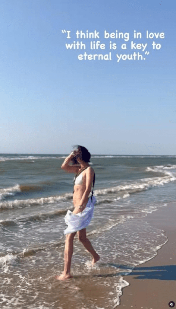 Колишня дружина Віталія Кличка позувала у мінібікіні на сонячному пляжі