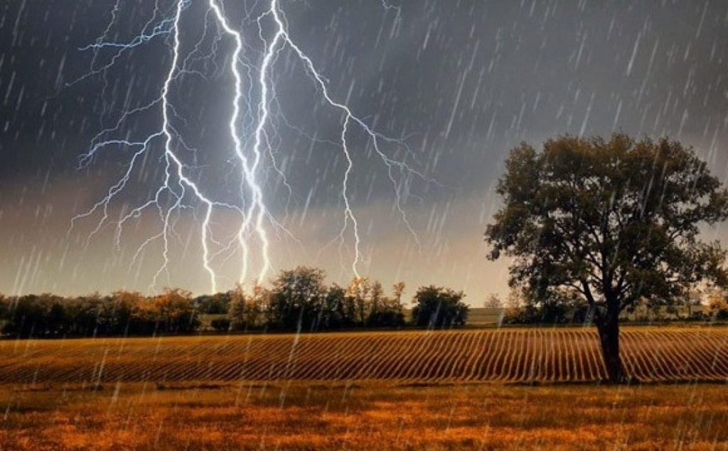 Прикарпатців попереджають про грози та град