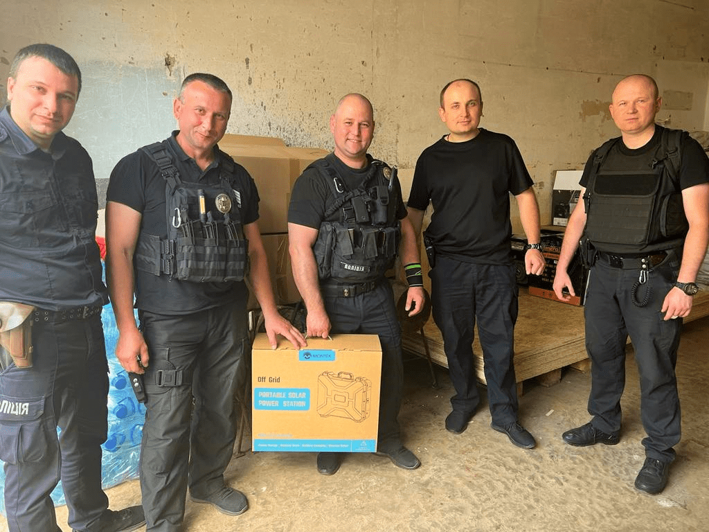 Прикарпатські поліцейські доставили на Херсонщину гуманітарну допомогу