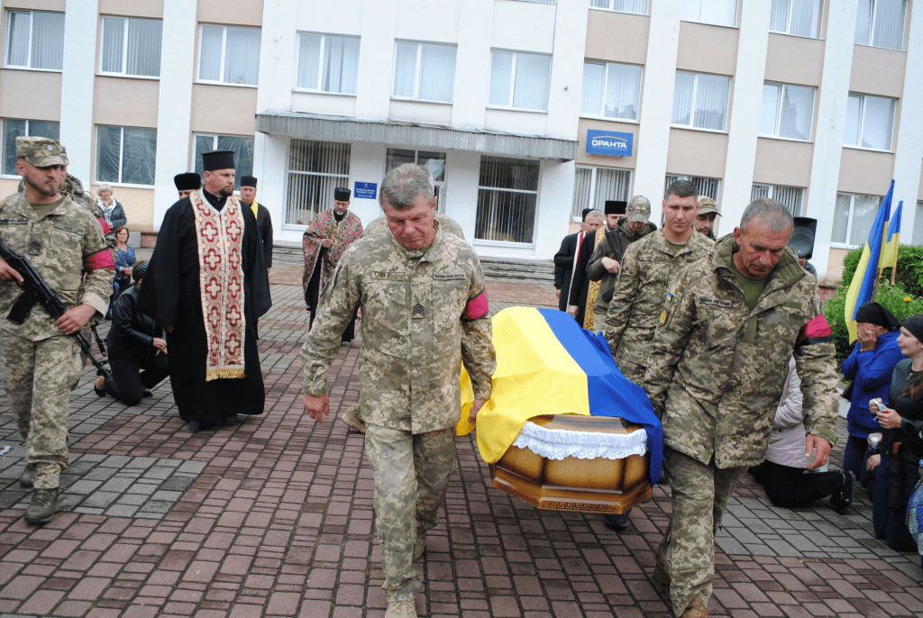 Вважався зниклим безвісти: тіло бійця Михайла Андрусяка привезли додому ФОТО