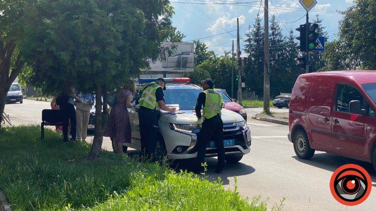 У Коломиї під колеса автомобіля поотрапив велосипедист