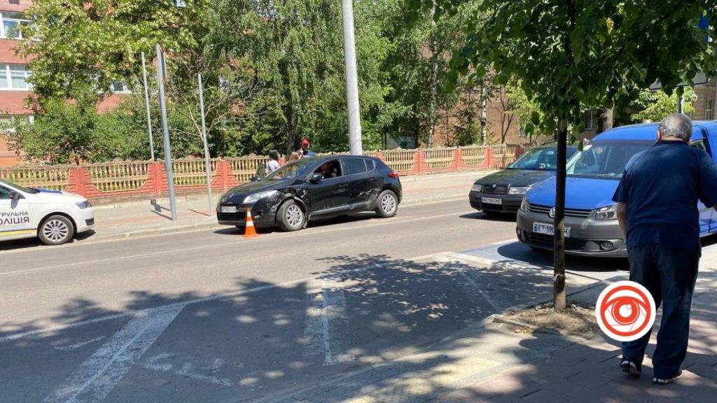 На вулиці Мазепи у Франківську зіткнулися два легковики