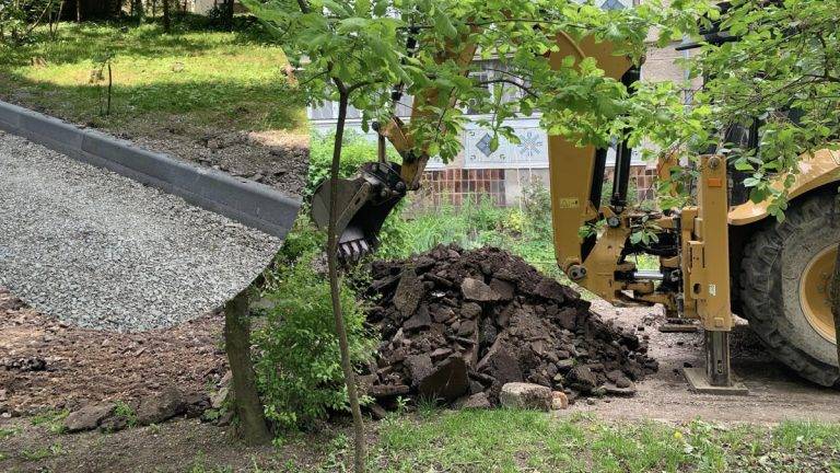 На вулиці Чорновола в Івано-Франківську оновлюють двір