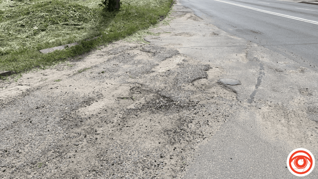 На вулиці Стуса у Франківську біля одного з будинків хочуть облаштувати пішохідну доріжку
