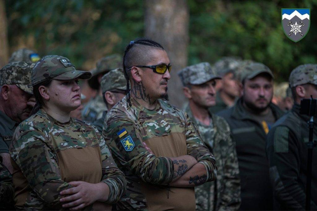 На передовій у прикарпатських "Едельвейсів" дав концерт "Один в каное". ФОТО