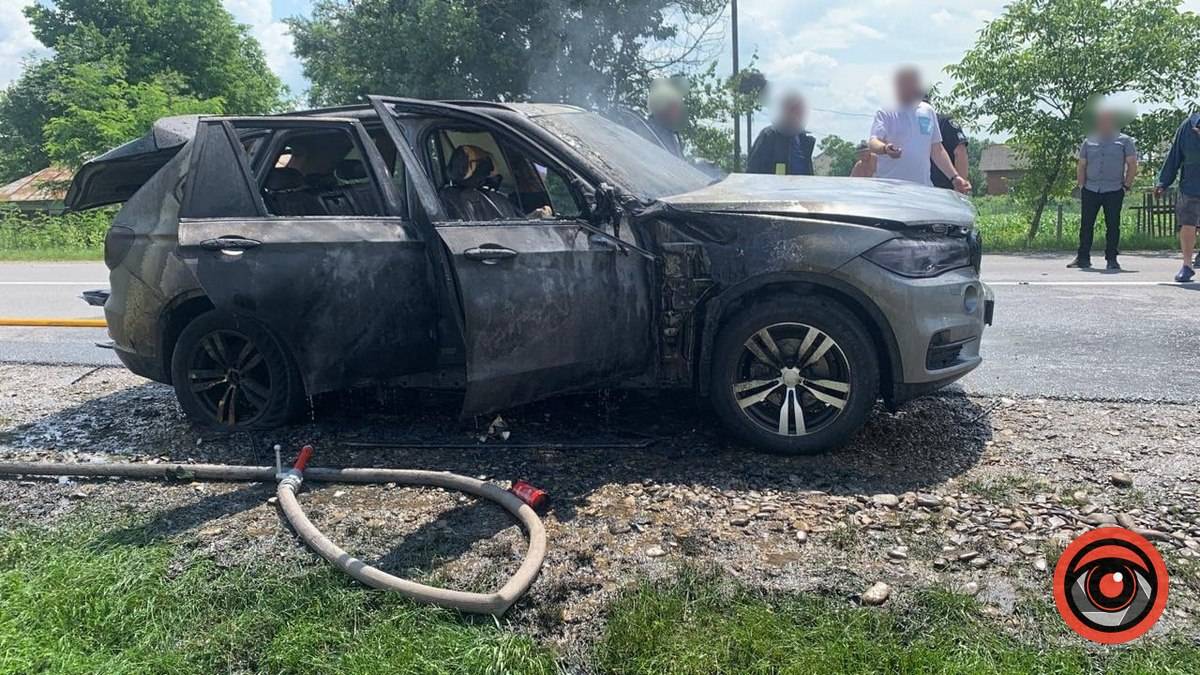 На Коломийщині посеред дороги згорів позашляховик