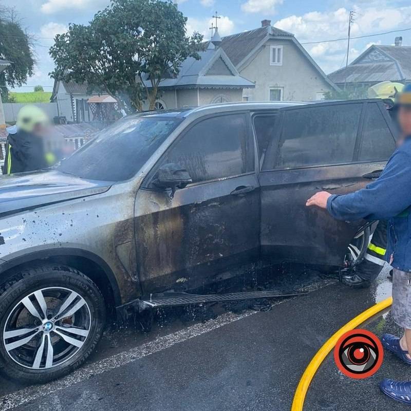 На Коломийщині посеред дороги згорів позашляховик