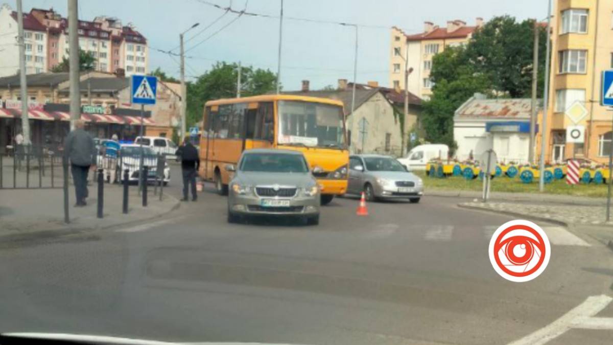 У Франківську автобус зіткнувся із автівкою