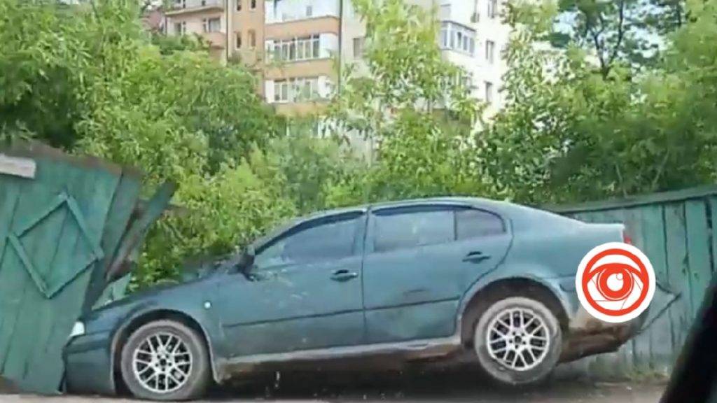 У Франківську легковик врізався у дерев’яний паркан