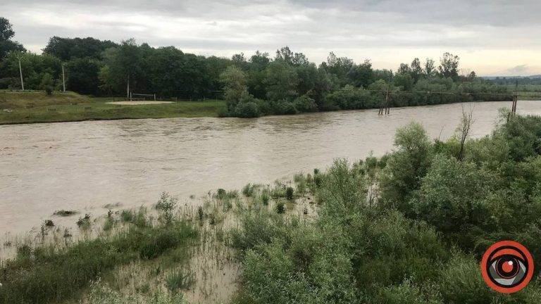 Через сильні зливи у річці Прут піднявся рівень води