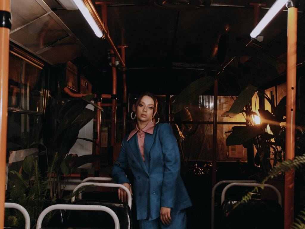 Ботанічний сад просто у салоні тролейбуса: співачка TERESSA дебютувала з яскравим треком «Раз два три»
