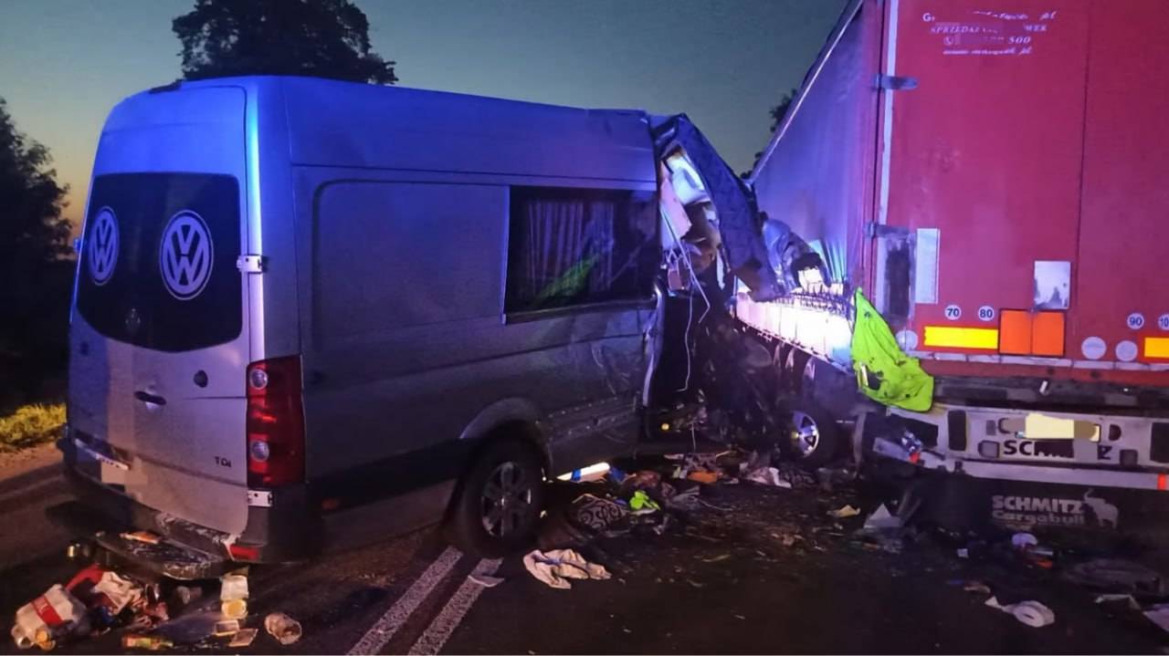 У Польщі автобус з українцями врізався у вантажівку: Є загиблі та постраждалі
