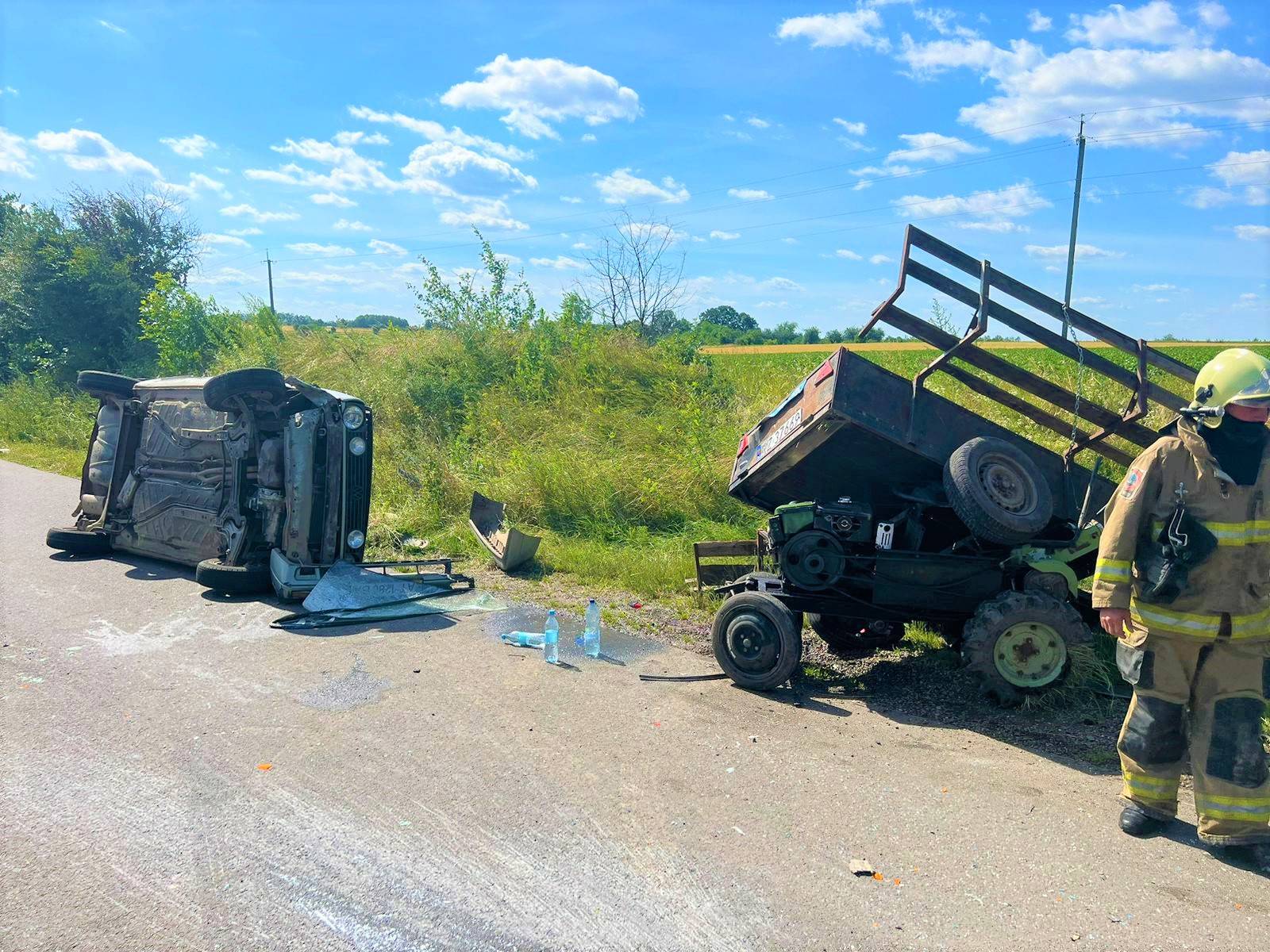 На Франківщині трапилась ДТП за участі двох автівок і мотоблока. ФОТО