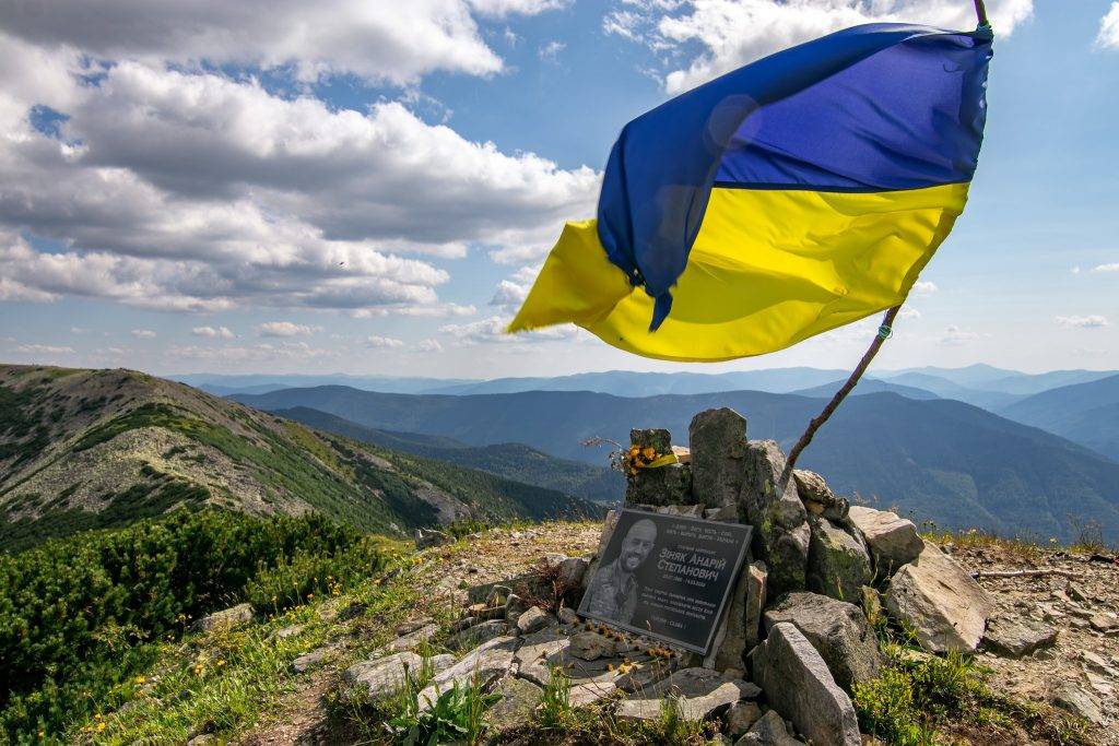 У Карпатах на горі Високій встановлено пам'ятну дошку загиблому бійцю Андрію Зіняку